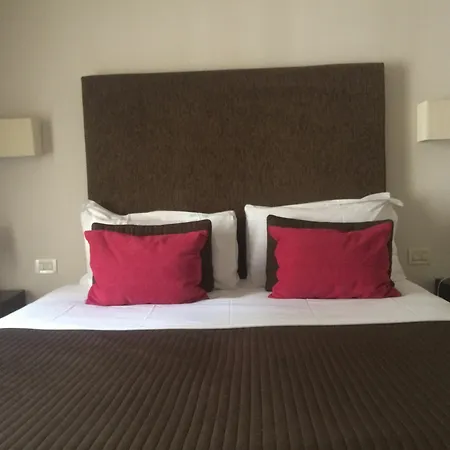 瑞雷斯比萨德尔珀普罗酒店 住宿加早餐酒店